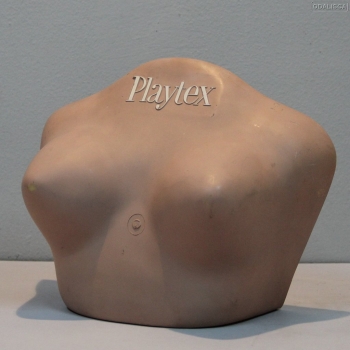 BUSTO DE PUBLICIDAD DE PLAYTEX - Realizado en pasta coloreada.